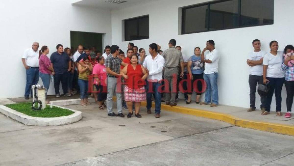 Familiares y amigos acudieron al hospital tras conocer el deceso del alcalde Bonilla. (Foto: El Heraldo Honduras, Noticias de Honduras)