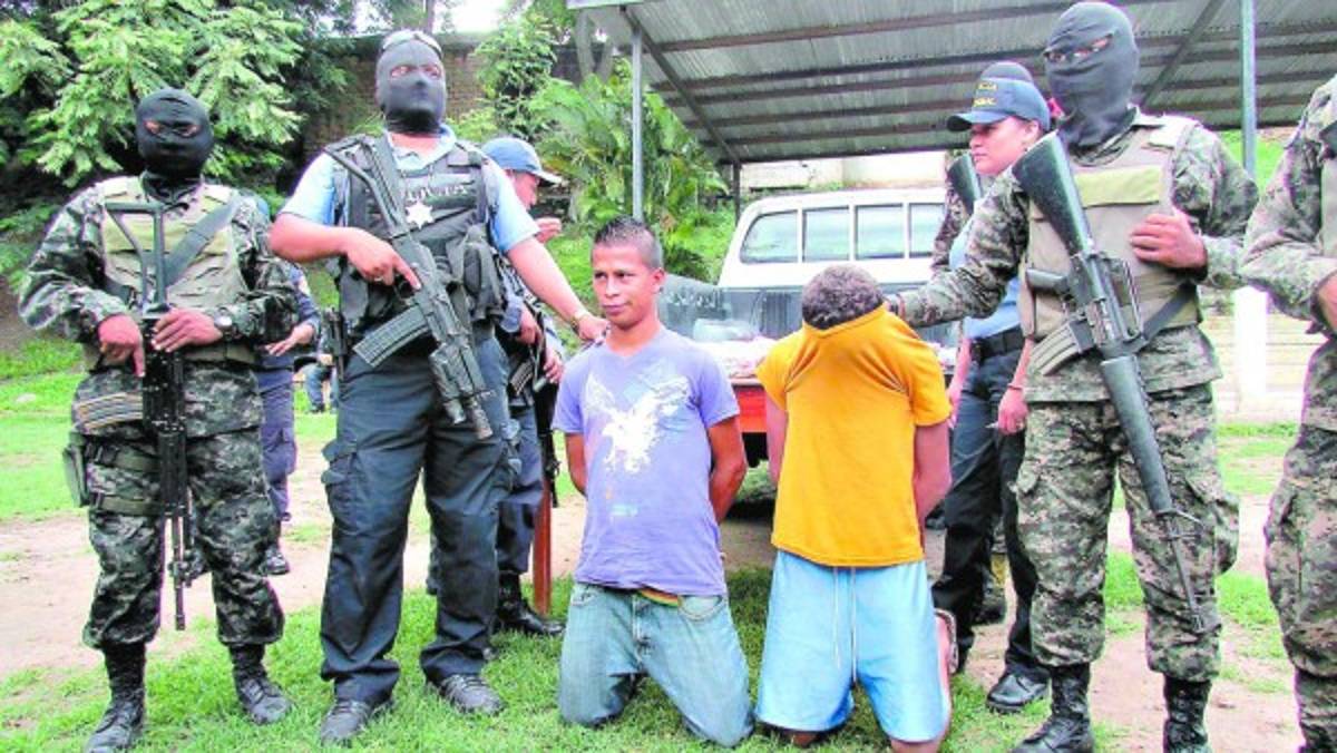 Decomisan 121 paquetes de supuesta marihuana