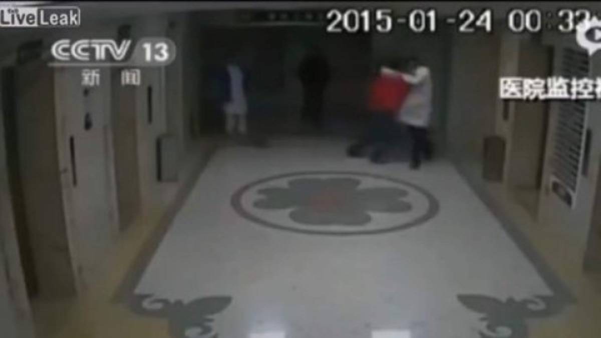 Doctor y familiar de paciente fallecen tras discutir