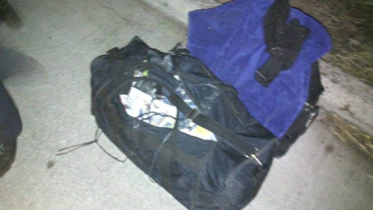 Caen presuntos delincuentes con armas, municiones y vestimenta policial   