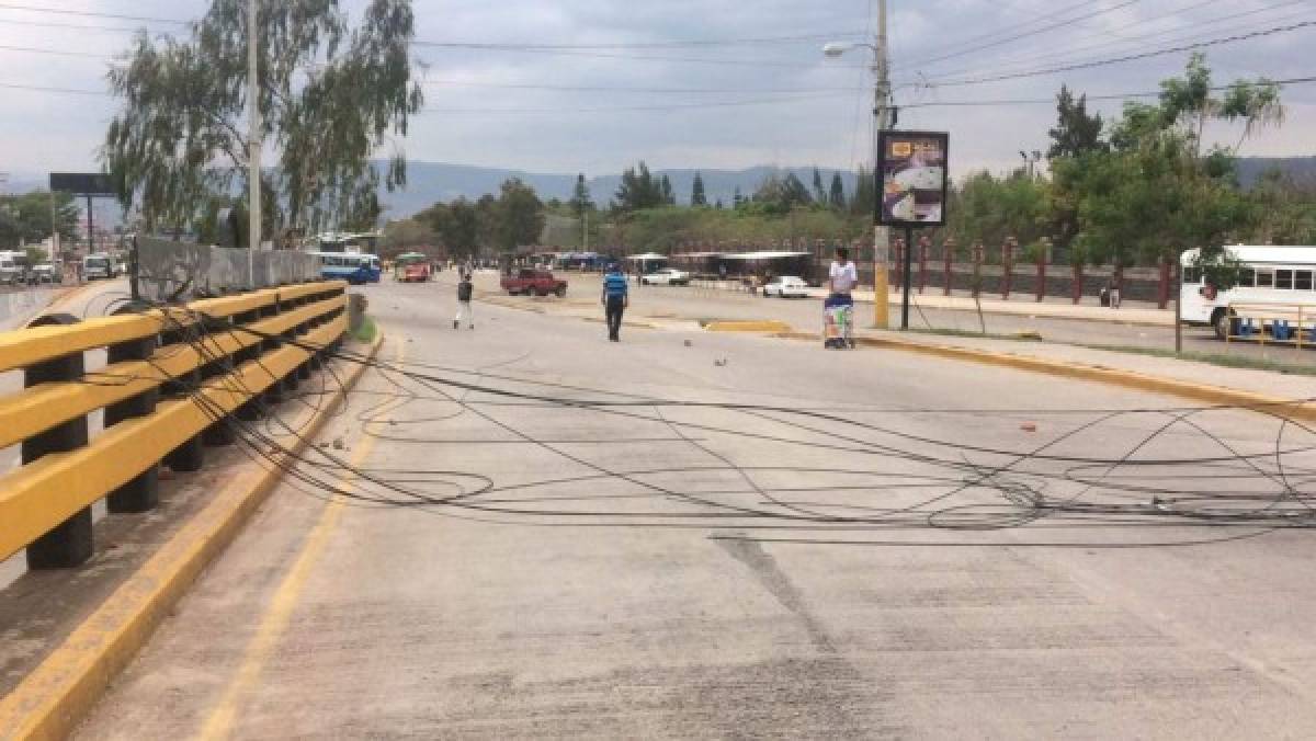 Miembros del MEU protestan frente a UNAH tras dilatarse elección de nueva Junta Universitaria