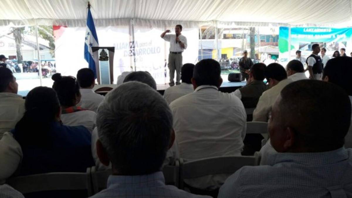 Salud firma convenio de descentralización de hospital de Puerto Lempira  