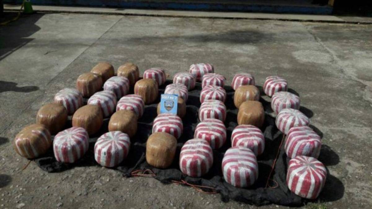 Decomisan 350 libras de marihuana que llevaban oculta entre bananos
