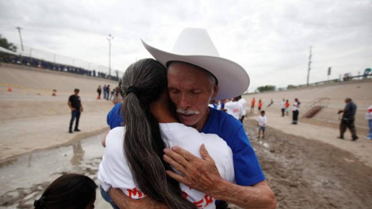 Tres minutos para abrazarse en la frontera entre EEUU y México