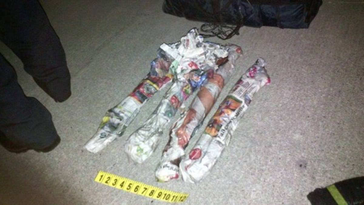 Caen presuntos delincuentes con armas, municiones y vestimenta policial   