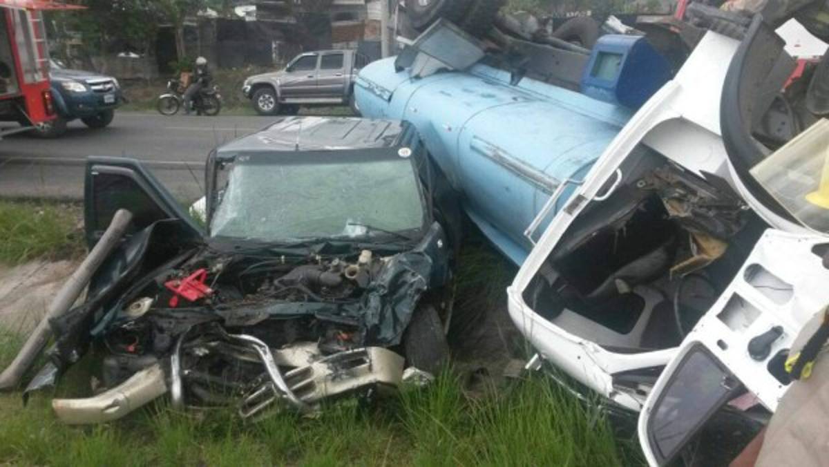 Seis heridos tras brutal colisión vehicular en salida a Olancho