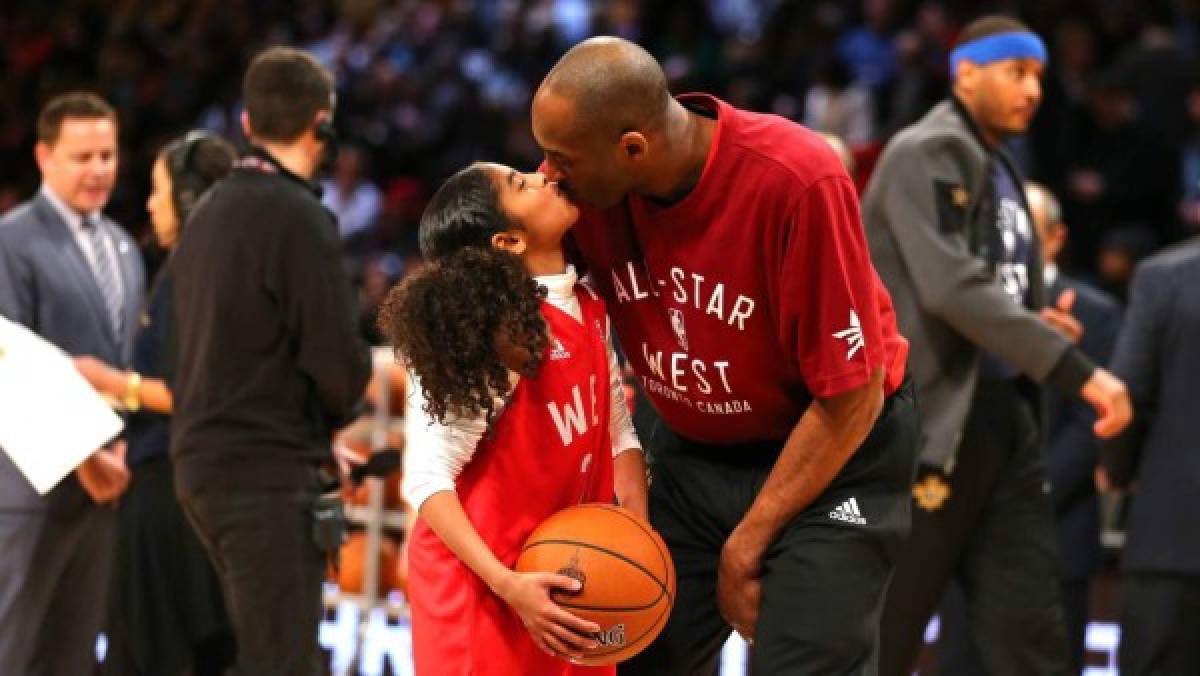 Gianna junto a su padre, la leyenda de la NBA. Foto AFP