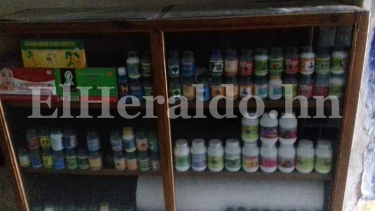 Ante la gran cantidad de personas que llegan, el estante presenta poca variedad de medicamentos, pues se agotan.