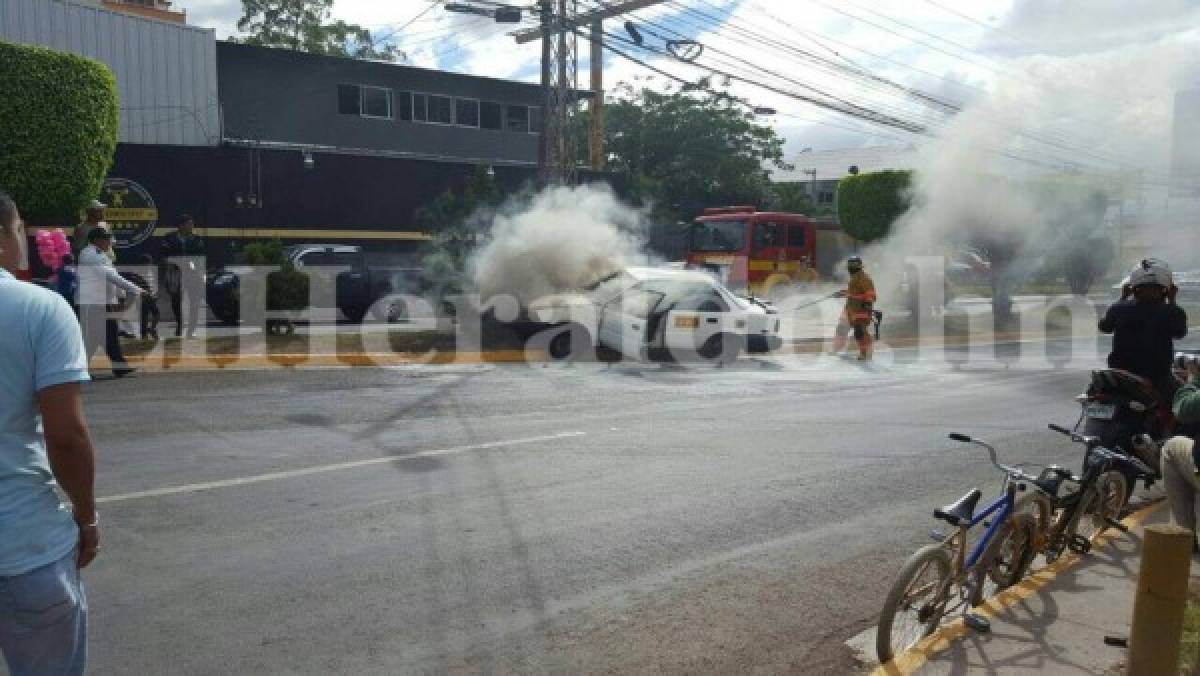 Honduras: Taxi es consumido por las llamas en el bulevar Morazán de Tegucigalpa