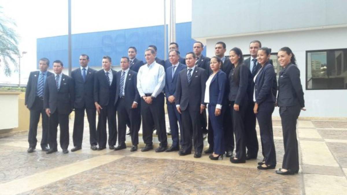Unos 16 árbitros hondureños recibieron el gafete FIFA