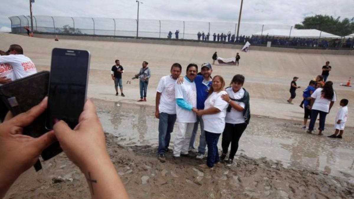 Tres minutos para abrazarse en la frontera entre EEUU y México