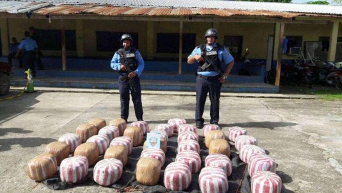 Decomisan 350 libras de marihuana que llevaban oculta entre bananos