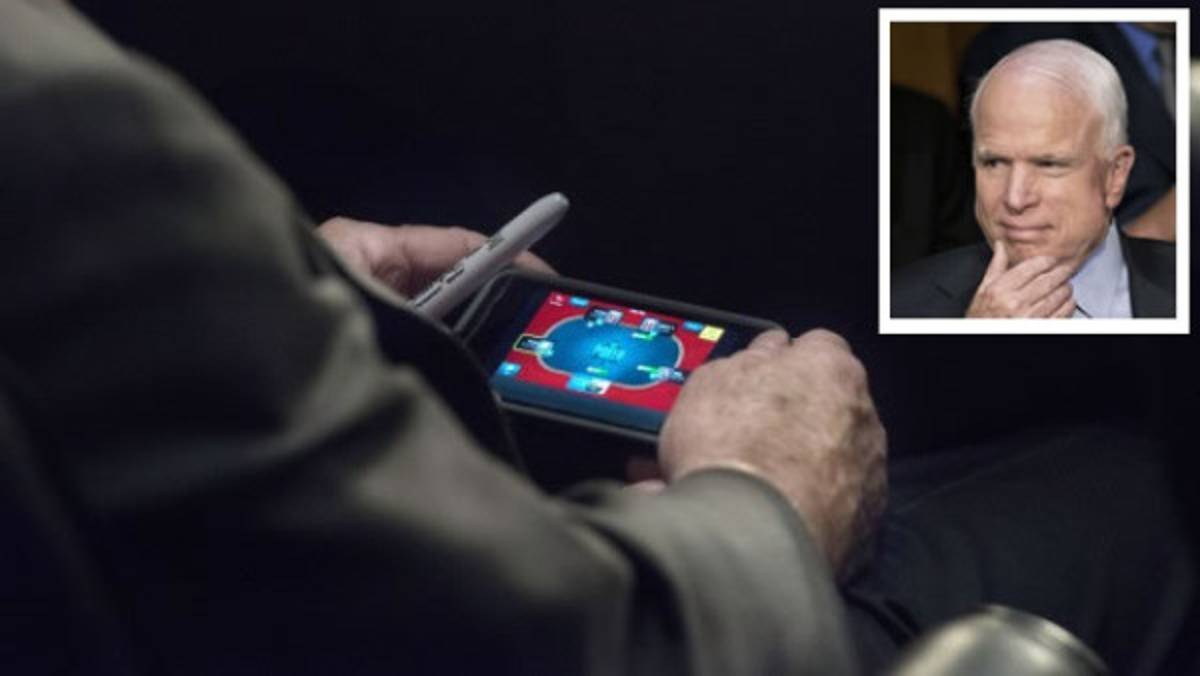 Captan a McCain jugando al póquer mientras se debatía el ataque a Siria