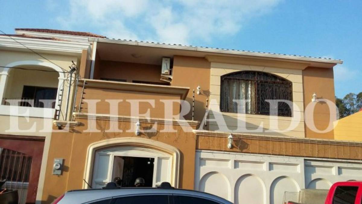 Aseguran flota de camiones y casas a sobrina del 'Gato Negro'