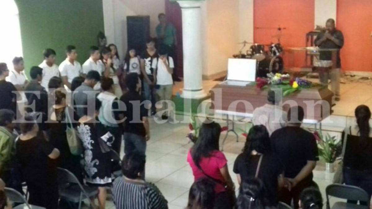 Sus amigos derramaron lágrimas mientras el pastor brindaba palabras de aliento. Foto Alex Pérez/EL HERALDO