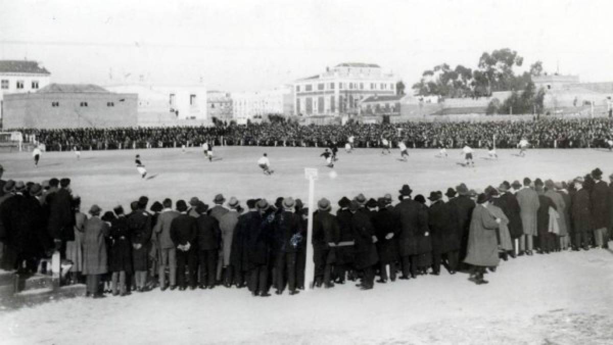 Madrid y Barcelona protagonizaron un polémico primer encuentro de Copa del Rey en 1916, donde los blancos se impusieron con un marcador global de 15 - 11 luego de cuatro encuentros.