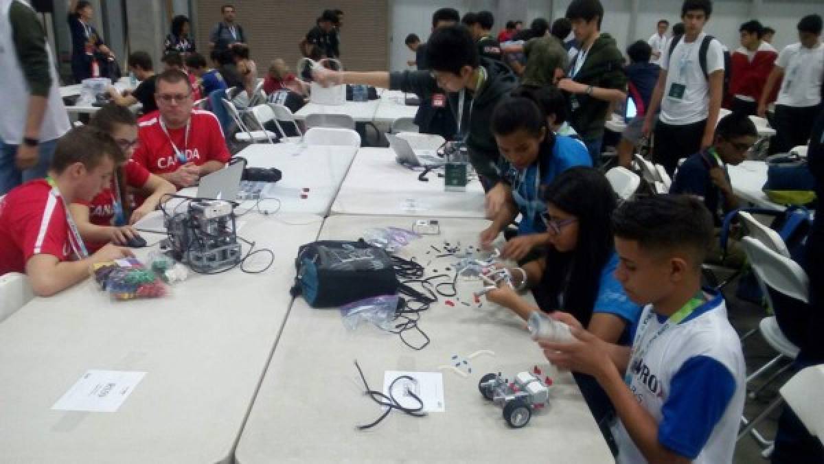 Jóvenes campeones de robótica participan en competencia mundial