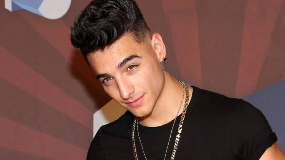 Maluma confirma su actual estado sentimental con romántica fotografía
