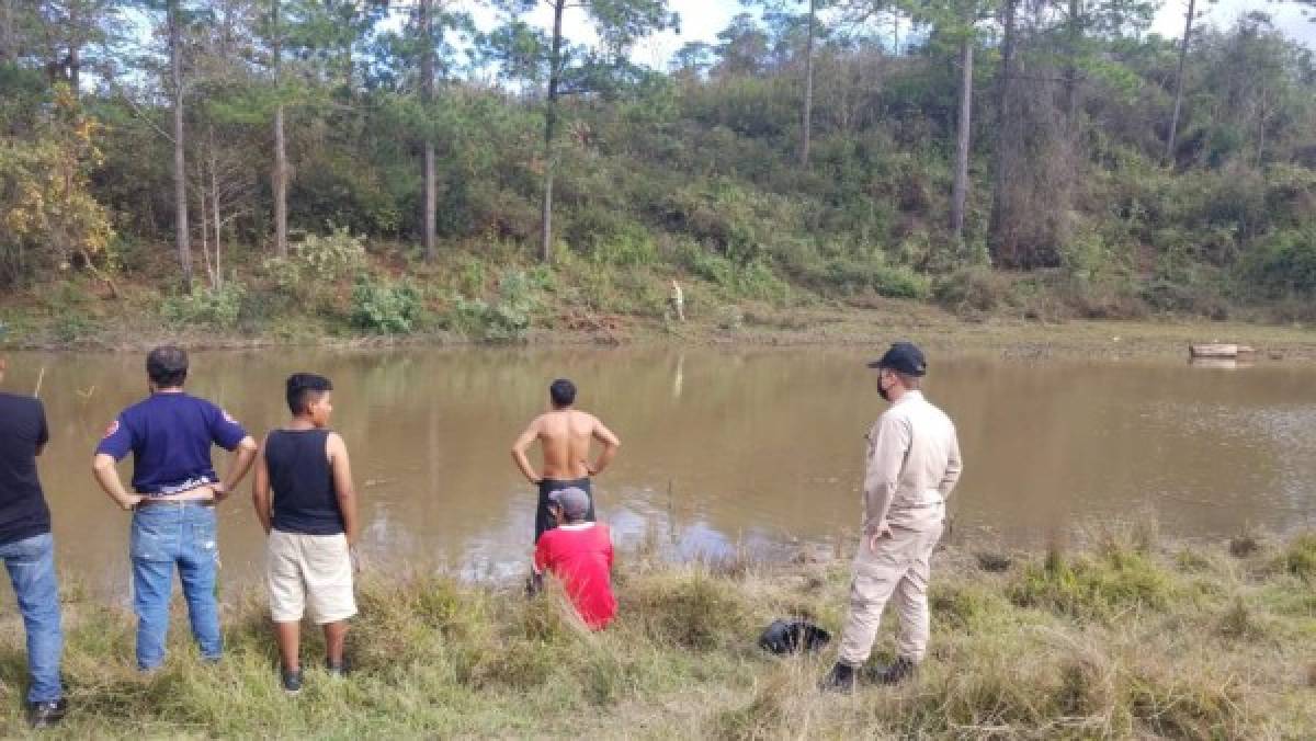 Los bomberos pasaron horas buscando el cadáver del joven Jahir Cortés.