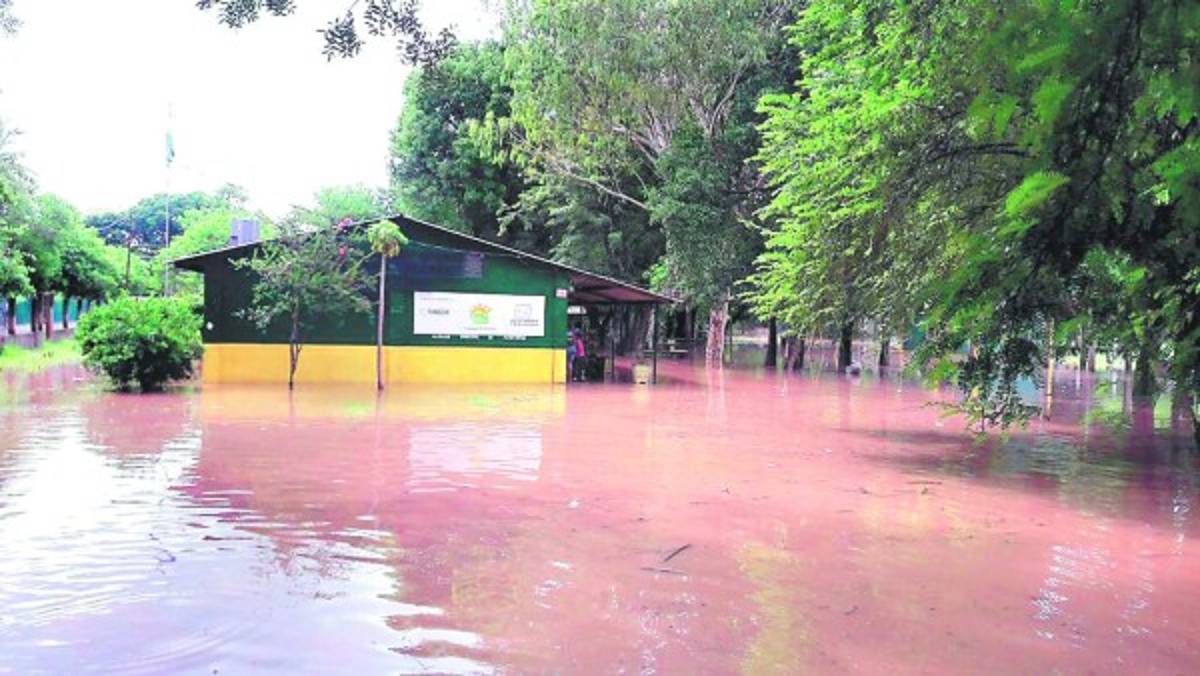 Honduras: Inundados e incomunicados quedan varios departamentos por tormentas