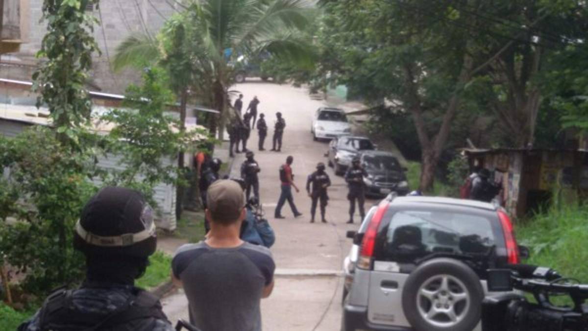 Dos presuntos pandilleros mueren al enfrentarse con policías en la capital