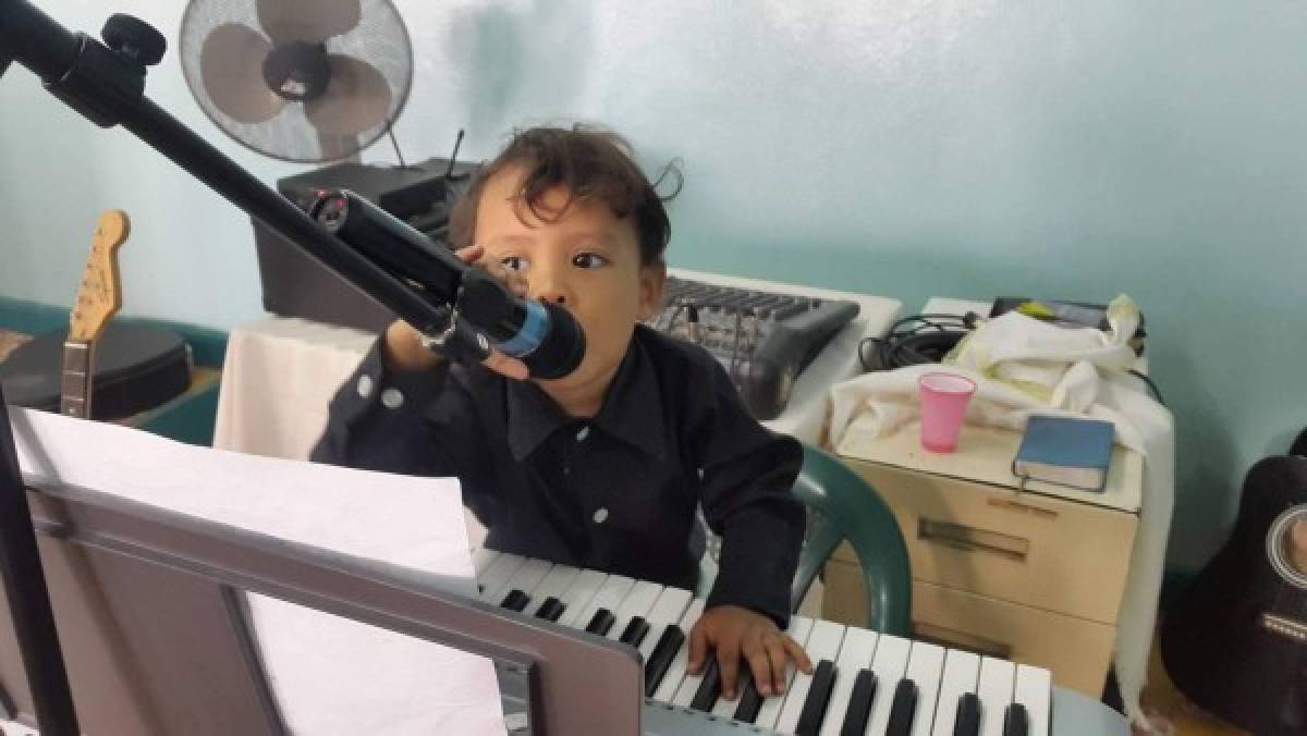 Hondureño de solo dos años canta ''Hossana'' y se hace viral