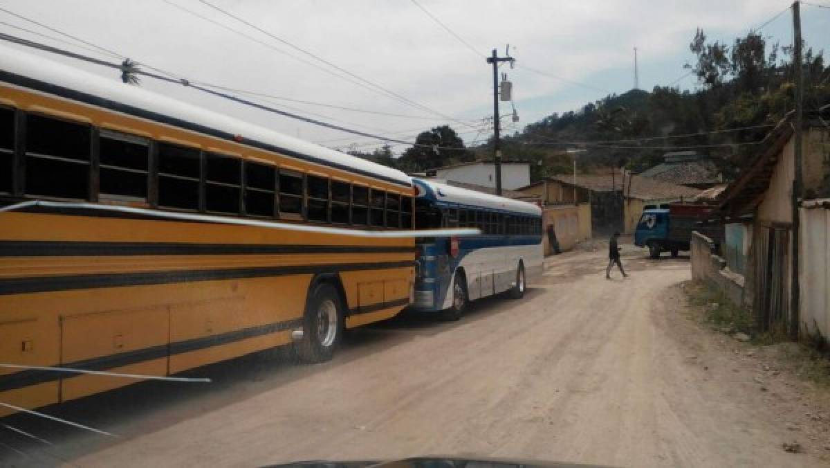 Así permanecieron la mañana de este miércoles, las unidades de transporte de Ojojona. (Fotos: EL HERALDO Honduras)