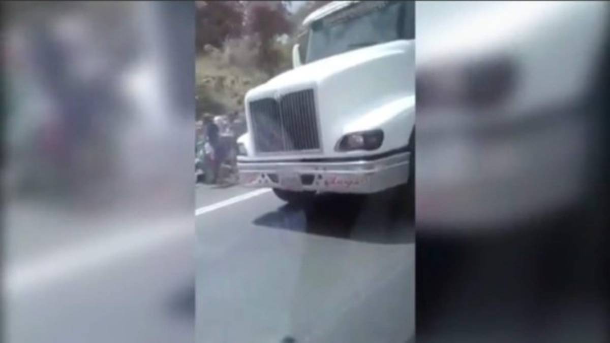 El grupo de hombres intentó bajar el productor que cargaba el camión en su cajón.