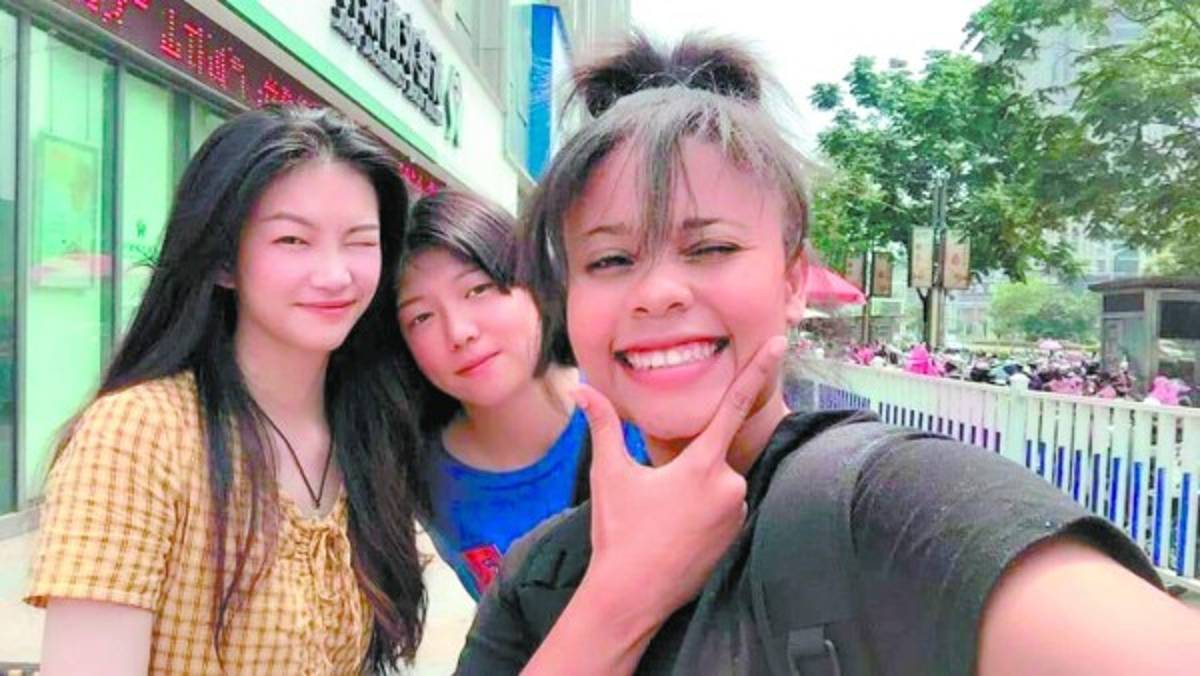 Cathy a clases virtuales al cumplir 30 días encerrada en Yichang, China