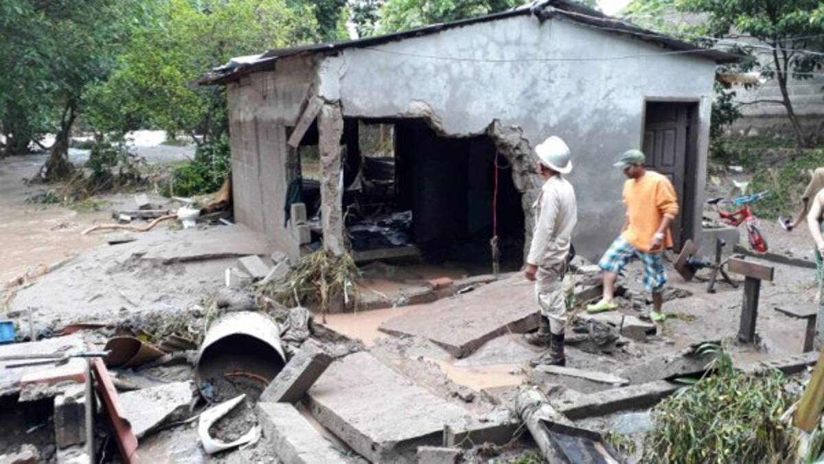Una pared y el techo de la vivienda de Selvin cedieron.