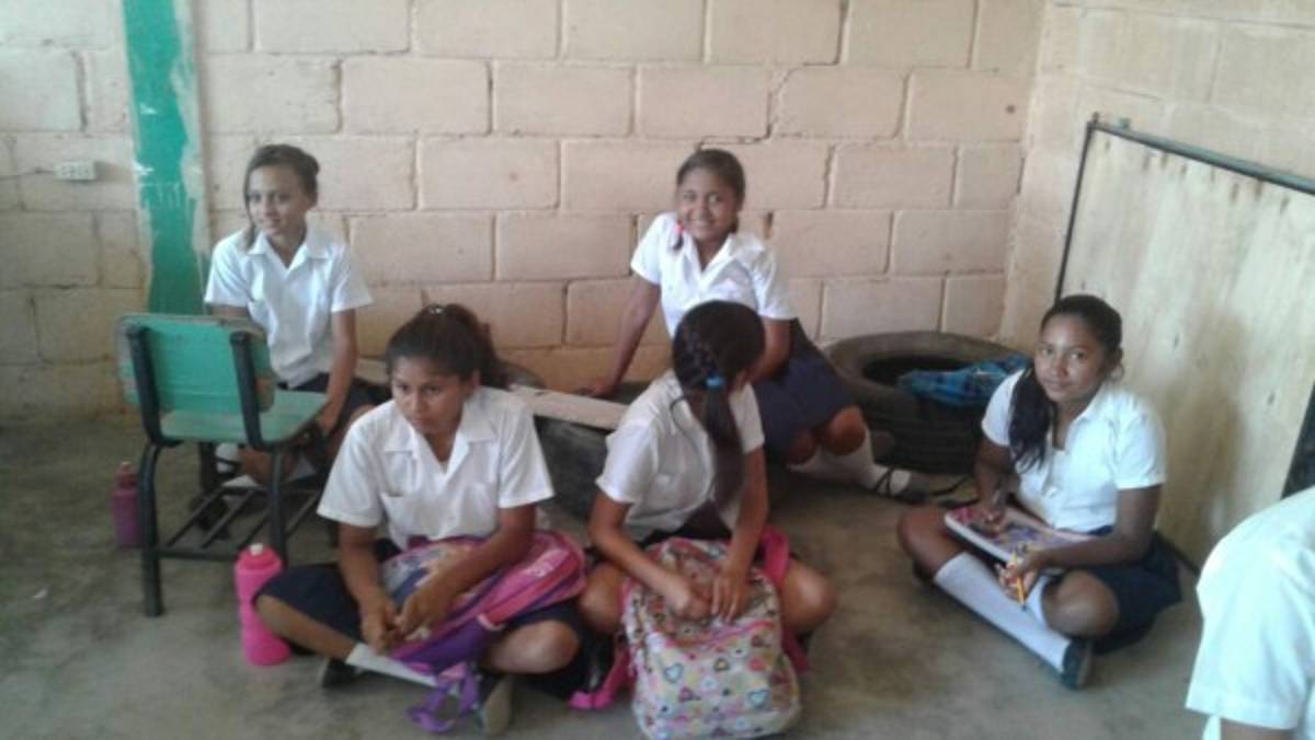 Este grupo de niñas durante la jornada recibieron las enseñanzas sentadas sobre llantas y el frío piso de cemento.