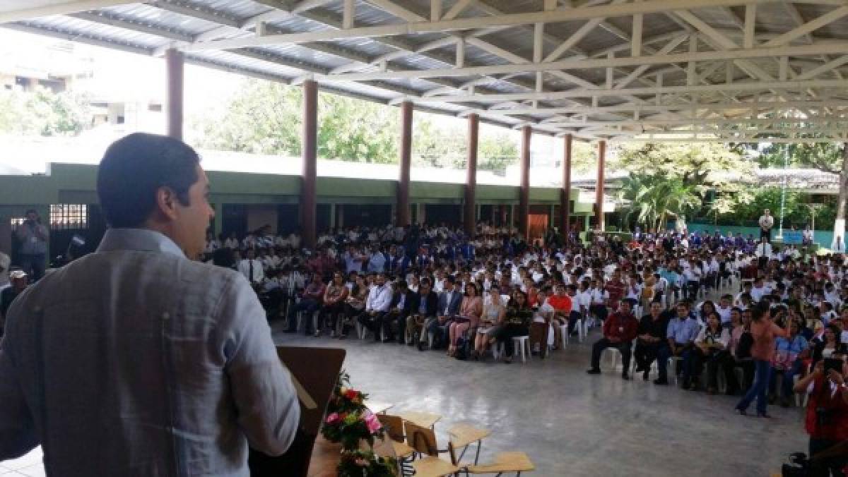 Gobierno entrega 25 mil pupitres a varias escuelas públicas de Comayagua  