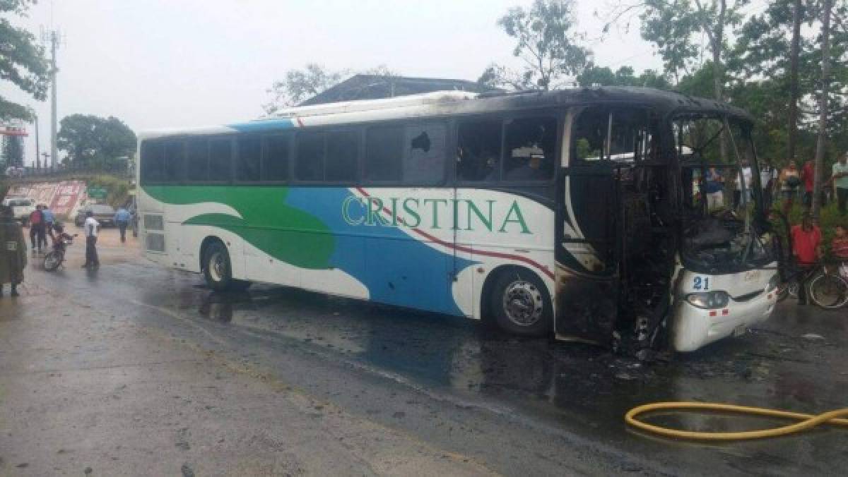 Mueren dos delincuentes y mujer en ataque a bus de transporte Cristina en La Ceiba