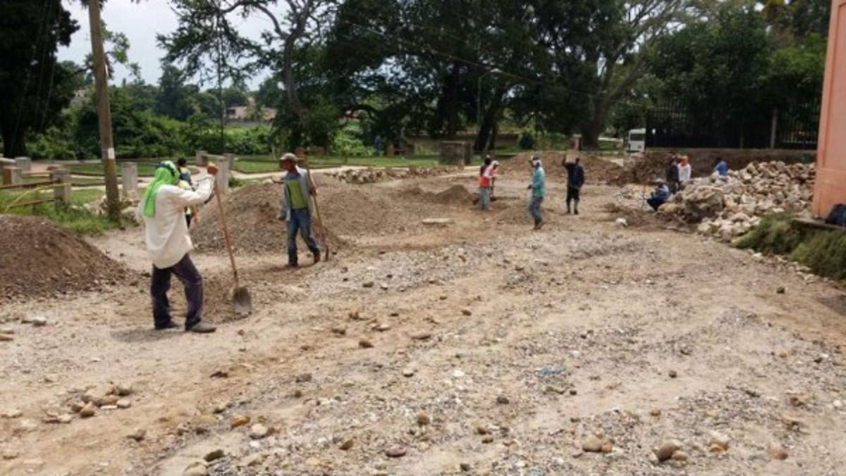 Pavimentan calle en una colonia de Comayagua