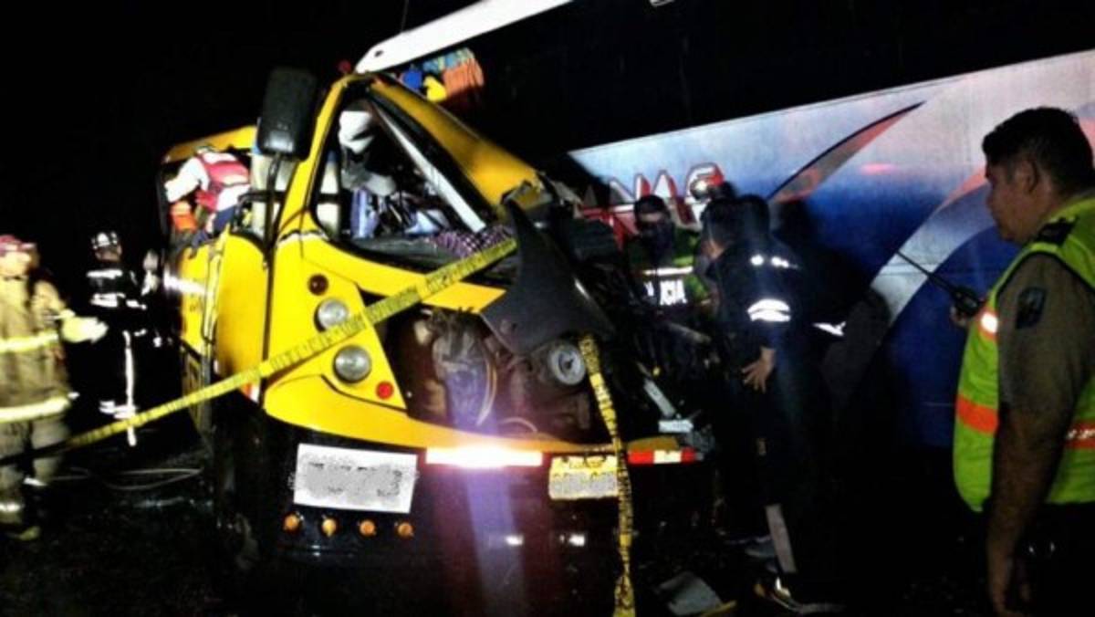 Al menos 20 muertos en choque múltiple en Ecuador 