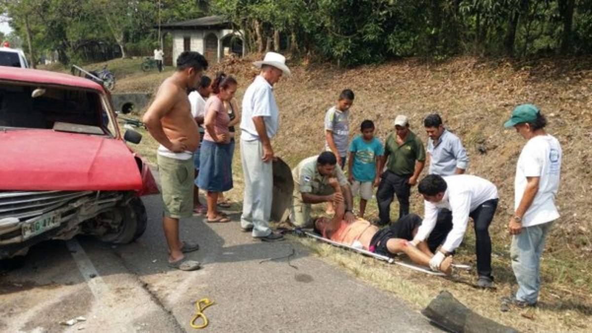Tres personas heridas tras volcamiento de vehículo