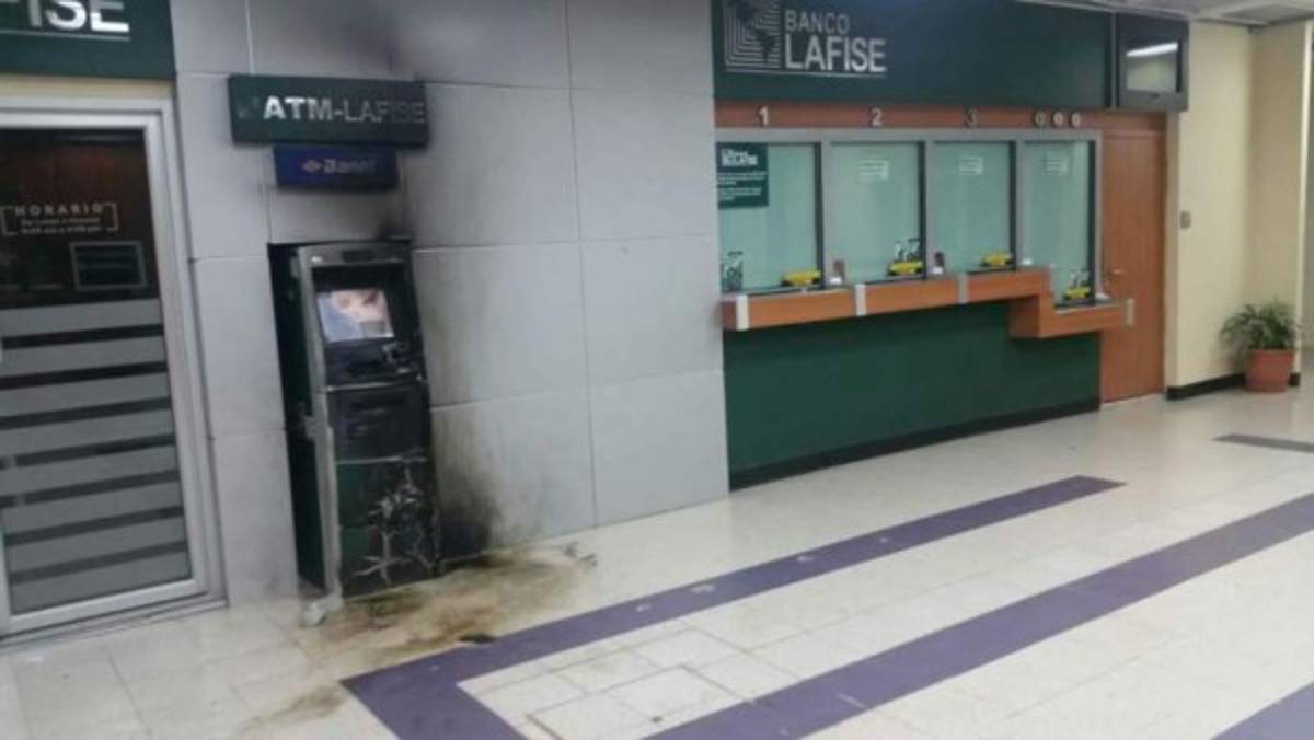 Así quedó el cajero automático después del incendio.