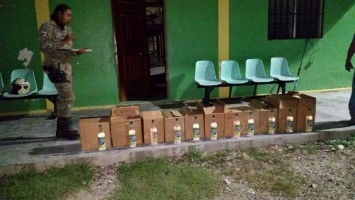 Autoridades decomisaron más alcohol adulterado.