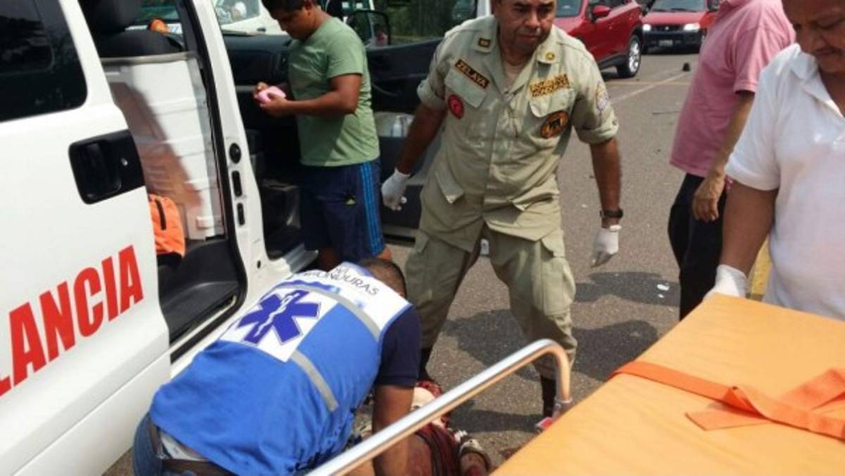 Tres personas heridas tras volcamiento de vehículo