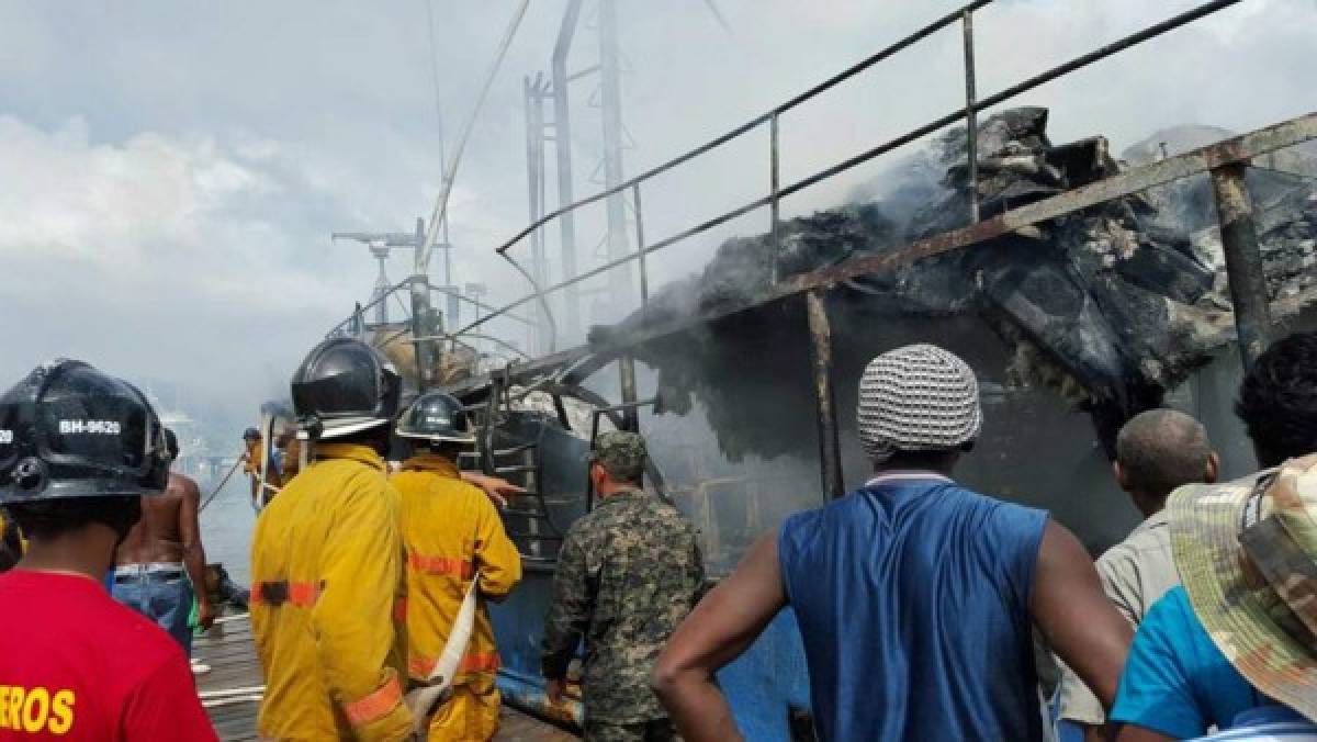 Las embarcaciones fueron afectadas en los muelles de French Harbour, pero los cuerpos de socorro pudieron rescatar a todas las personas. Foto: Copeco / El Heraldo.