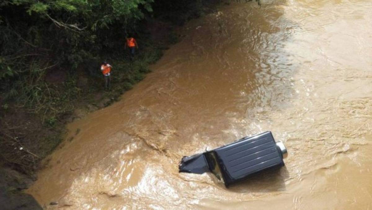 Honduras: Camioneta es arrastrada por aguas del río Chamelecón