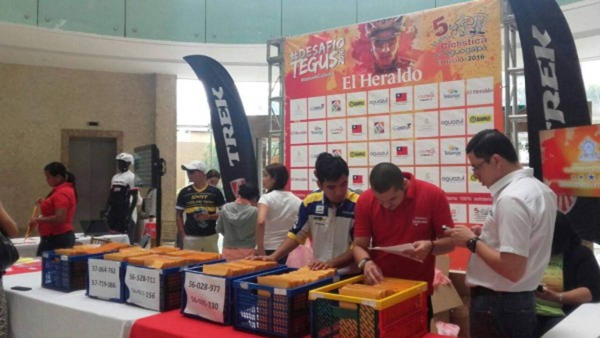 Ciclistias se vuelcan al Mall Multiplaza por su kit