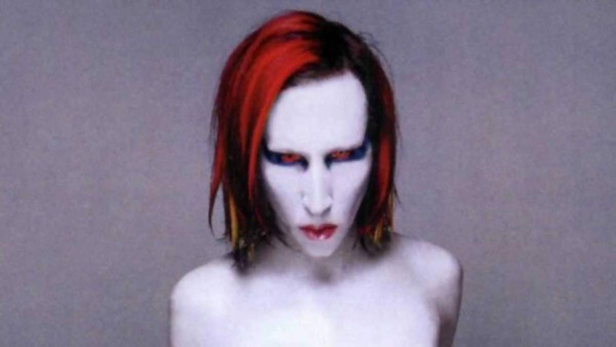 Mechanical Animals. Álbum de 1998 que presenta al personaje de Omega, el alter ego de Marilyn Manson.