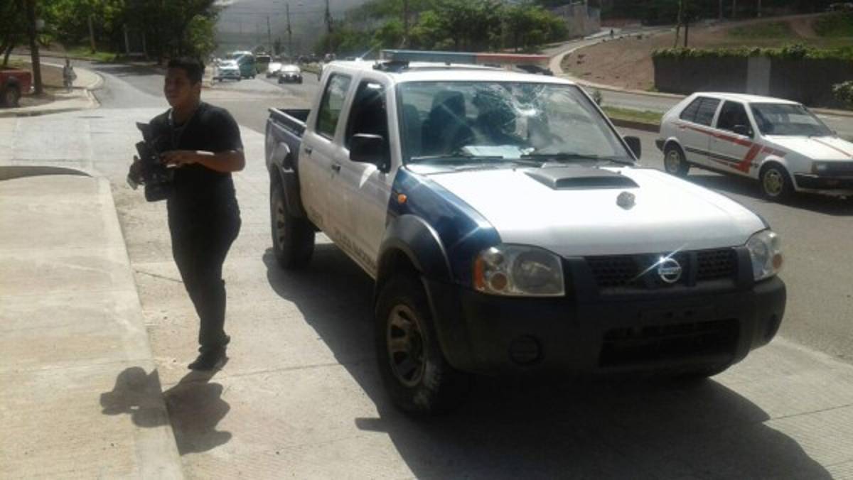 El vidrio de una patrulla de la Policía Nacional fue quebrado por los miembros del MEU.