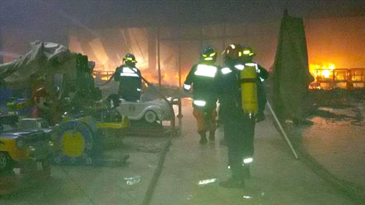 Voraz incendio en centro comercial en El Salvador