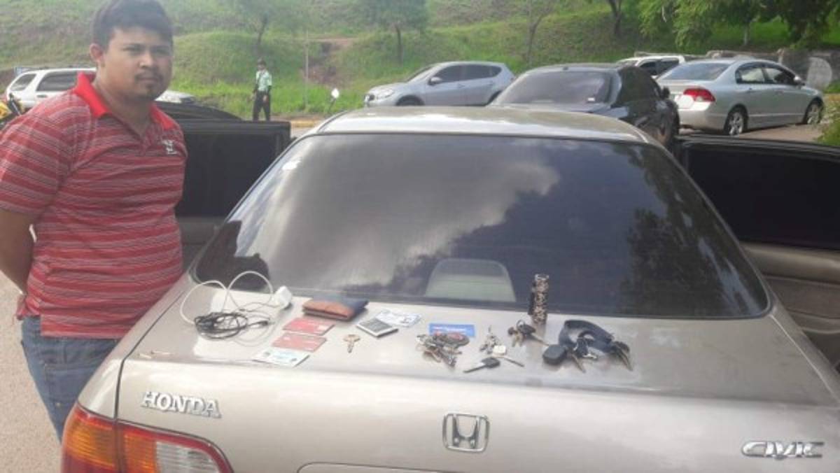 Capturan a sospechoso intentando abrir un vehículo dentro de la UNAH