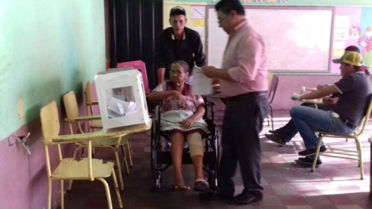 Abuelitos hondureños ejercen su derecho a votar