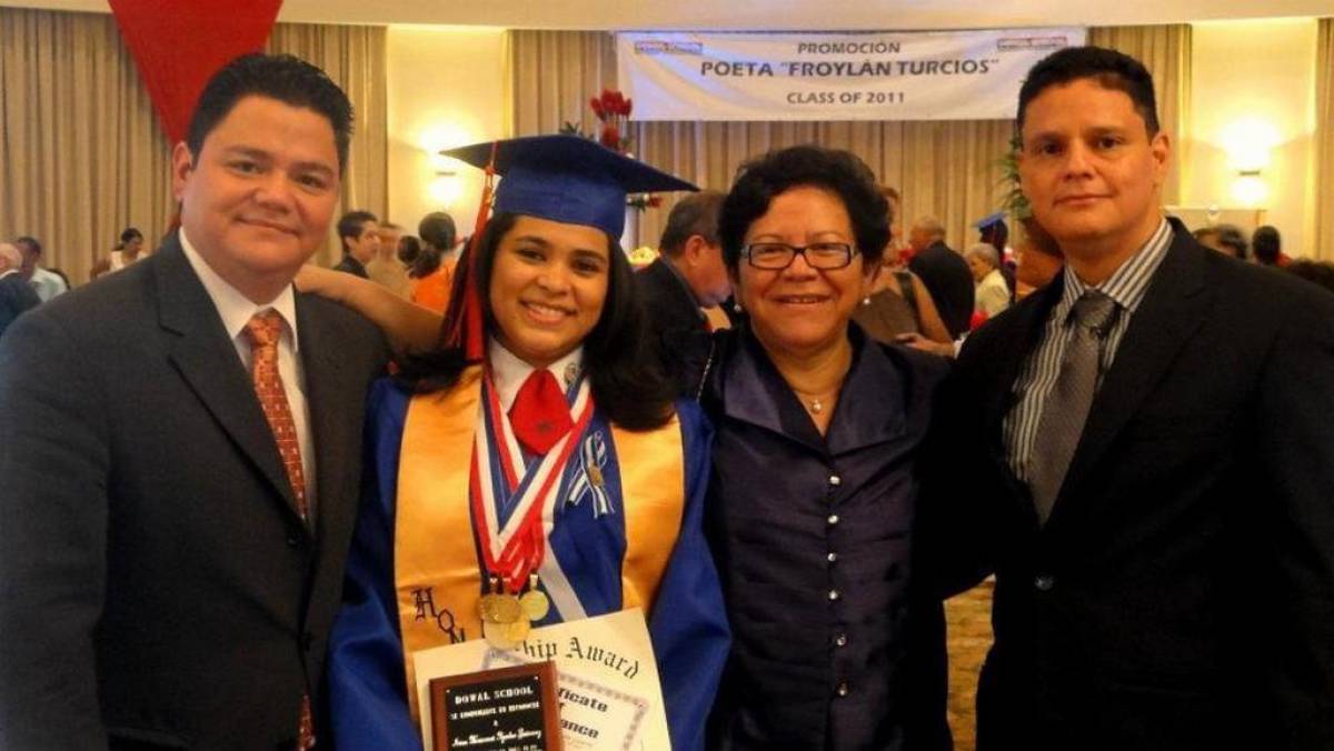 Norman junto a sus hermanos Ángel Martínez e Irina Aguilar, y su madre, quienes siempre han servido de inspiración en su vida.