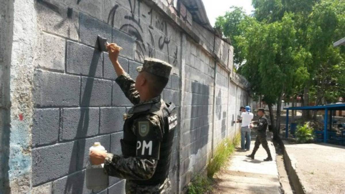 Policías pintan paredes del Saúl Zelaya Jiménez