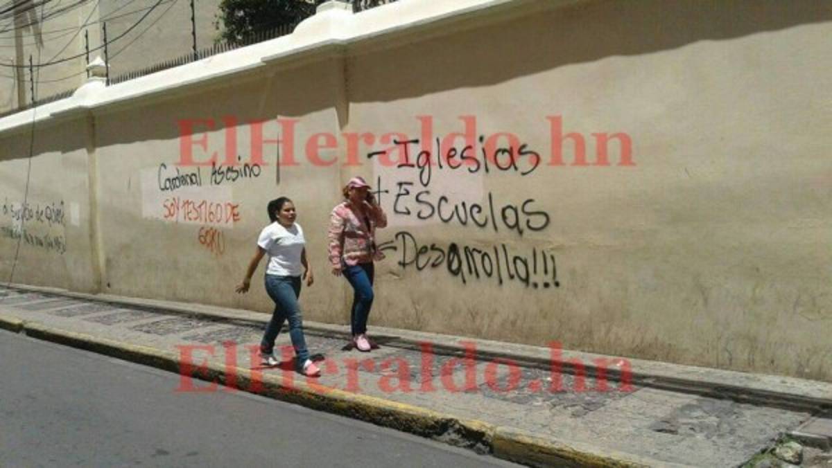 Manchan paredes de la Catedral Metropolitana y otros lugares del Centro de la capital